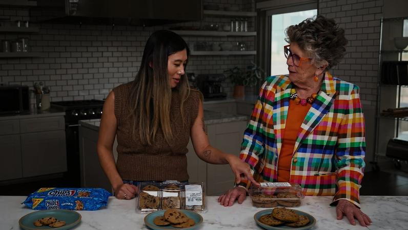 Prue Leith avalia biscoitos de chocolate industrializados comprados