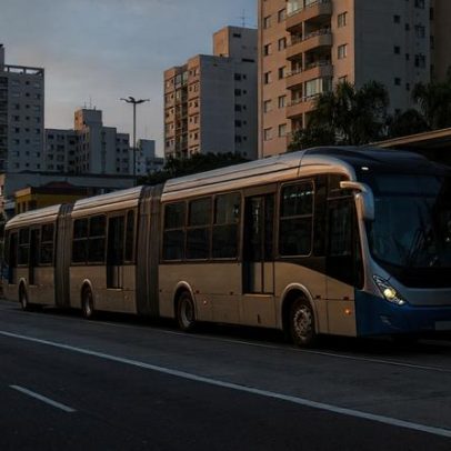 Ônibus de 30 m leva 300 passageiros e funciona como metrô sobre rodas
