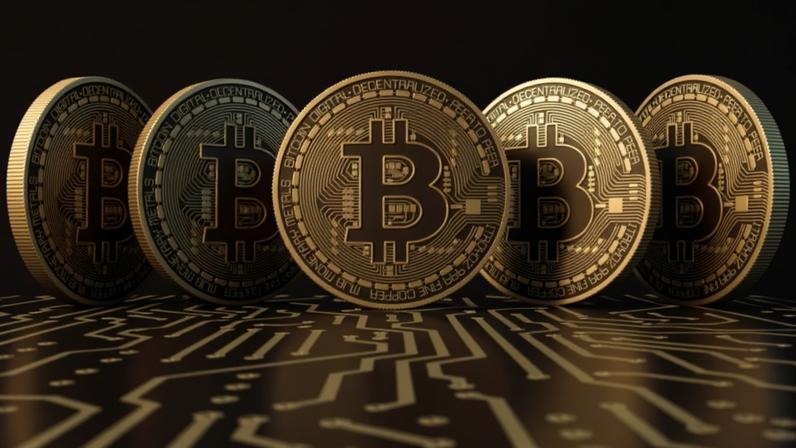 moedas de bitcoin e bandeira dos EUA no fundo