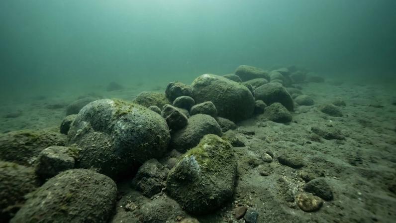 Sonar revela alinhamento de pedras no fundo do Báltico