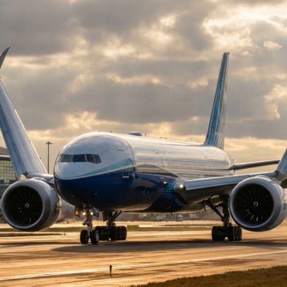 Boeing 777X com asas de 71,8 m dobra em 20 s e evita reformas bilionárias