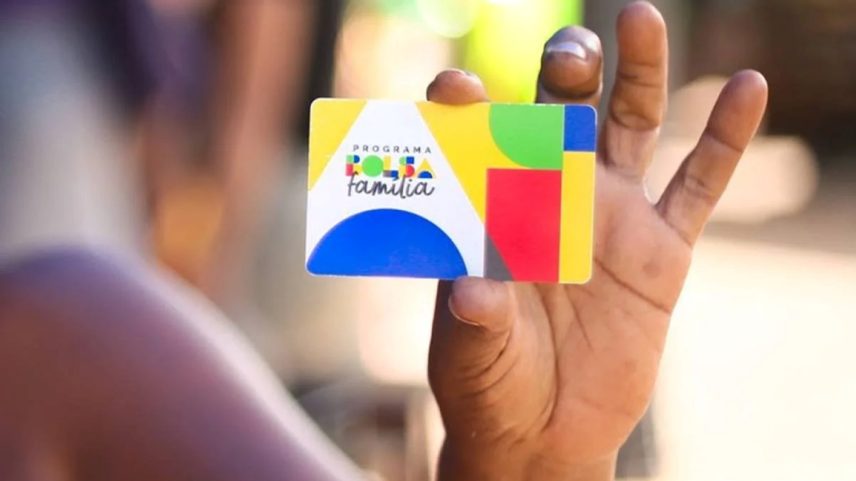 Imagem colorida de cartão do Bolsa Família CadÚnico - Metrópoles