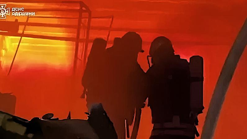 Bombeiros apagam incêndio em Odessa, na Ucrânia, após onda de ataques da Rússia