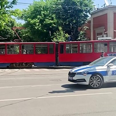 Bonde descarrila na Sérvia e colide com edifício, 12 feridos