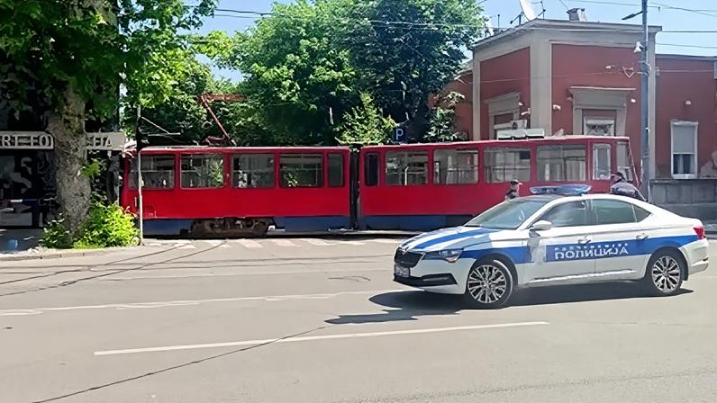 Bonde descarrila e atinge prédio em Belgrado, na Sérvia