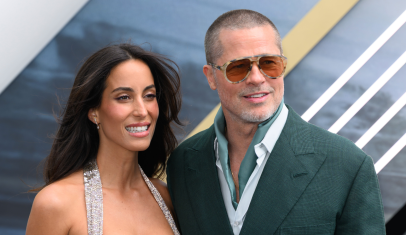 Brad Pitt é visto em evento com namorada 30 anos mais jovem