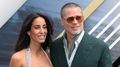 Ines de Ramon e Brad Pitt na première britânica de "F1: The Movie"