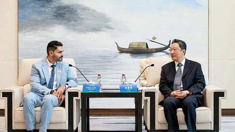 Na imagem, o secretário de Gestão da Informação, Inovação e Avaliação de Políticas Educacionais do MEC, Evânio Araújo (à esq.) em reunião com o vice-ministro da Educação da China, Wang Jiayi (à dir.)