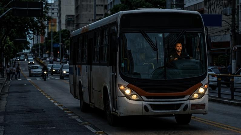 O urbano de 12 metros da Mercedes leva mais de 80 passageiros e virou presença forte nas linhas cheias das capitais