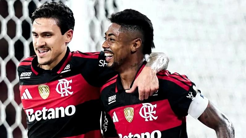 Bruno Henrique e Pedro comemoram gol do Flamengo contra o Cusco pela Libertadores (Foto: Gilvan de Souza / Flamengo)