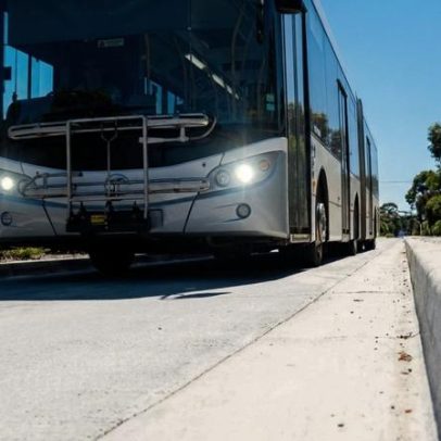 Sistema australiano usa ônibus em trilhos de concreto a 100 km/h sem volante