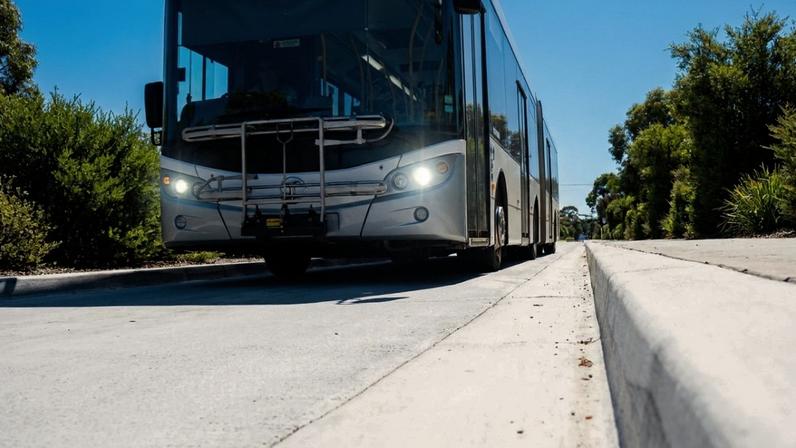 O bizarro sistema de transporte na Austrália onde ônibus comuns entram em trilhos de concreto e viajam a 100 km/h sem volante