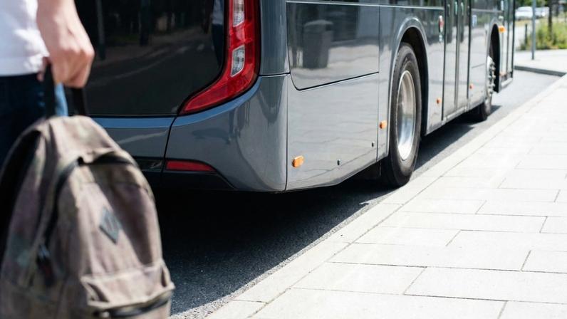 O elétrico urbano da BYD roda em silêncio e leva bateria, recarga em garagem e emissão local zero para as avenidas