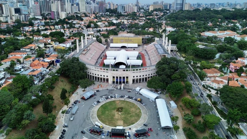 Imagem aérea captada por drone do Pacaembu, na região central, onde está sendo montada a estrutura do São Paulo Innovation Week.