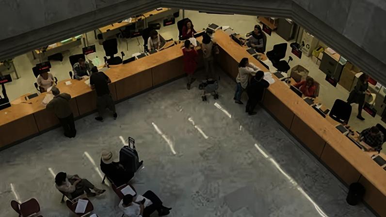 Funcionarios públicos en un edificio administrativo.