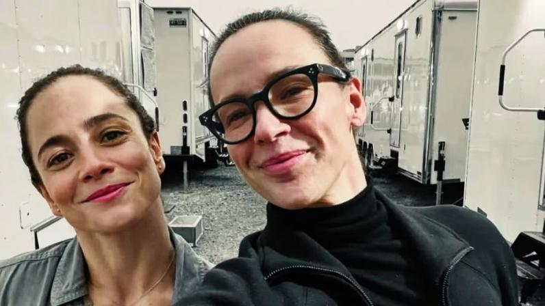 As namoradas Alice Braga e Renata Brandão posam para uma foto.