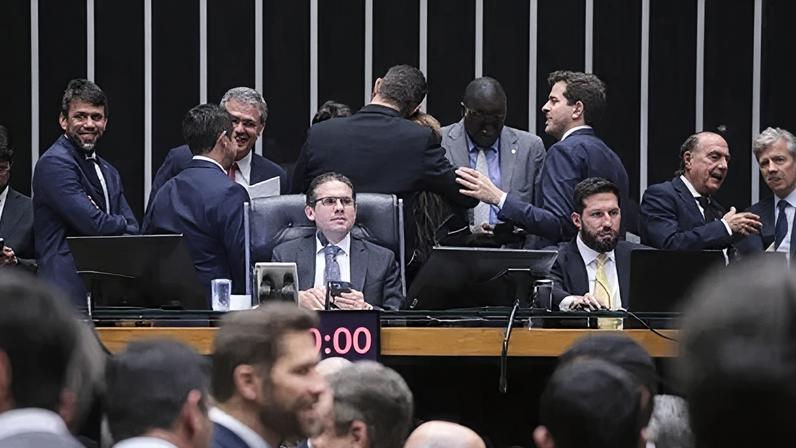Deputados durante sessão de votação no plenário; ao centro o presidente da Câmara, Hugo Motta (Republicanos-PB)