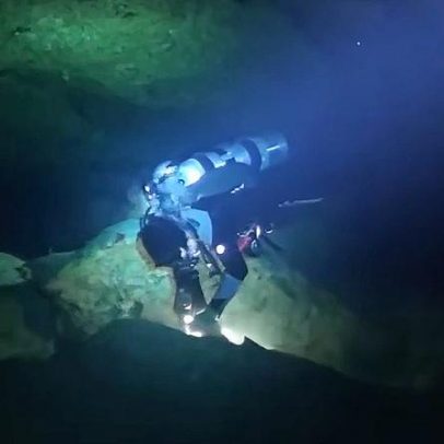 Caverna nas Maldivas, onde turistas morreram, com escuridão quase total