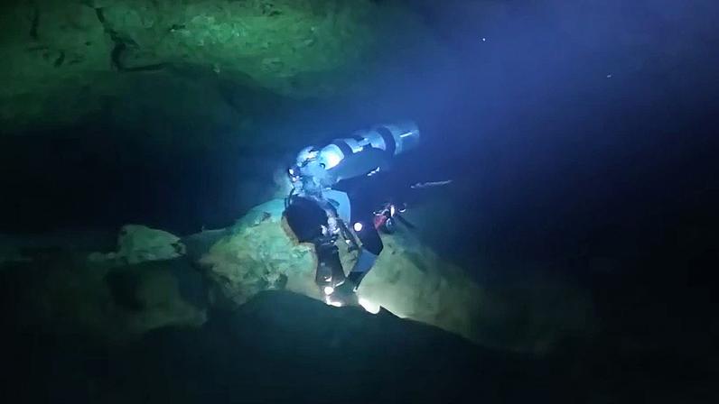 Vídeo de 2014 mostra exploração de caverna onde mergulhadores italianos morreram nas Maldivas • Neva Divers/Vladimir Tochilov