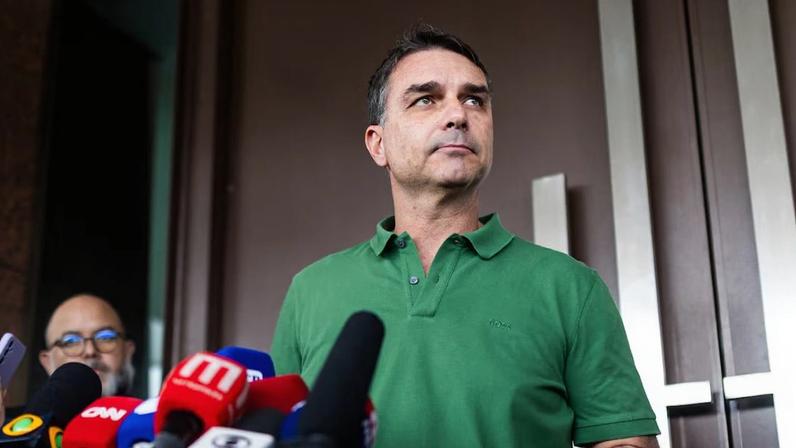Áudios e mensagens obtidos pelo Intercept Brasil colocam Flávio Bolsonaro no centro político do escândalo do Banco Master