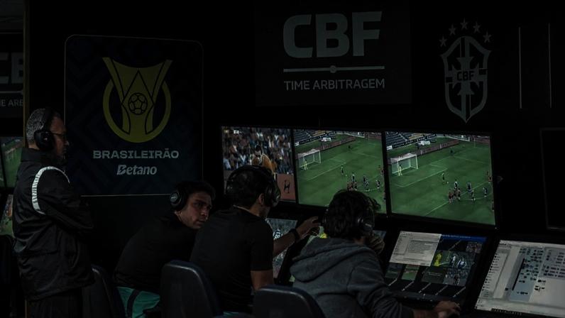 O VAR está em xeque no Brasileirão: média de interferências é superior à de ligas europeias (Foto: Fabio Souza/CBF)