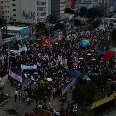 Goveristas pedem fim da escala 6x1; oposição faz ato fraco na Paulista