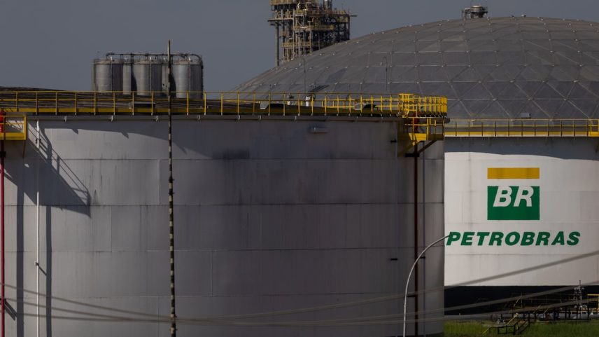 Tanques de armazenamento de petróleo na refinaria de Paulínia (Replan) da Petrobras, em Paulínia, estado de São Paulo: novos investimentos.
