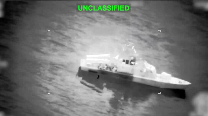 Imagem térmica em preto e branco de uma embarcação no mar, com a palavra “unclassified” no topo
