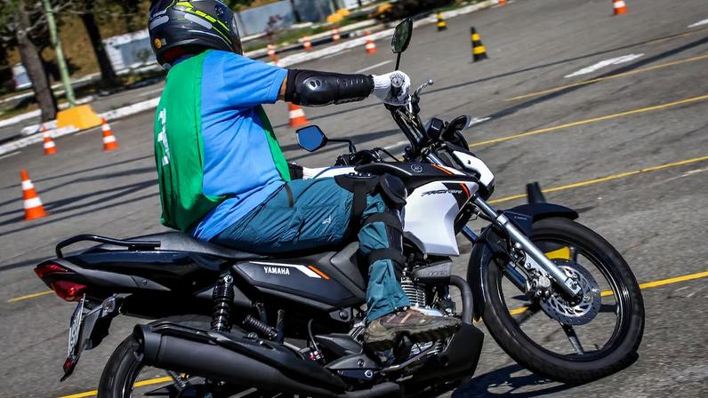 Motociclistas precisam redobrar a atenção no trânsito, principalmente em situações de baixa aderência, pontos cegos e frenagens bruscas. Equipamentos de proteção e condução defensiva ajudam a reduzir riscos de acidentes. Foto: Laner Azevedo