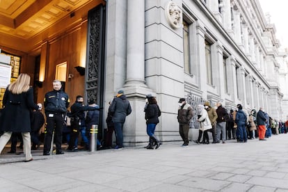 Decenas de personas hacen cola para contratar Letras del Tesoro, en el Banco de España. Europa Press.