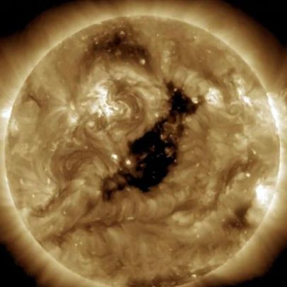 Buraco solar gigante envia vento cósmico em direção à Terra
