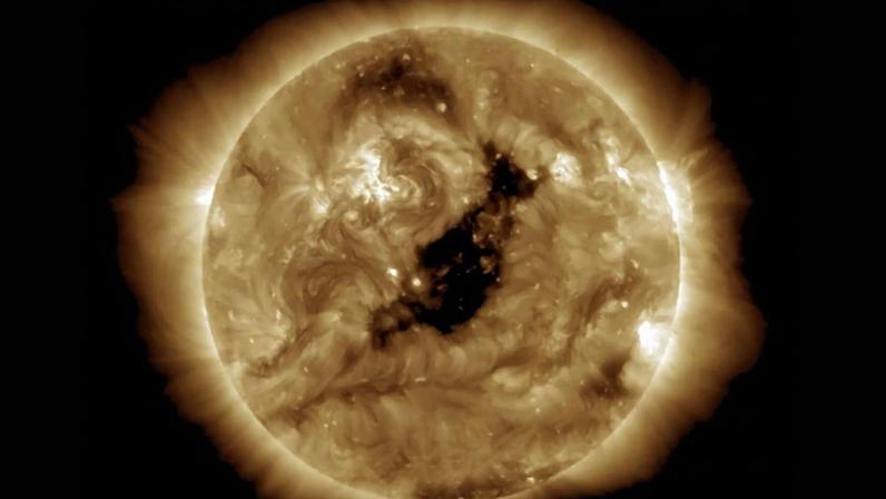 Buraco gigante no Sol pode provocar auroras raras e afetar satélites na Terra. (Imagem: NOAA/GOES)