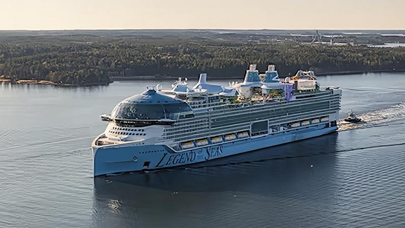 Vista del Legend of The Seas, el barco más grande de Royal Caribbena, durante unas pruebas de navegación en Finlandia.