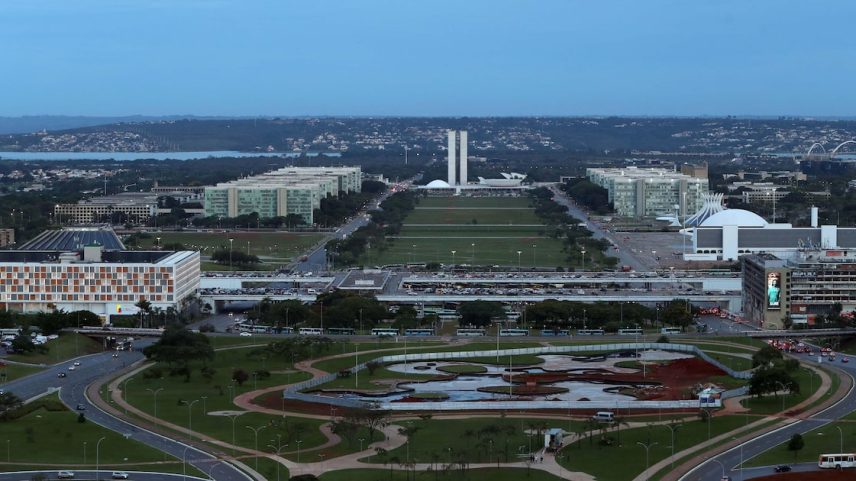 Imagem da Esplanada dos Ministérios e, ao fundo, da Praça dos Três Poderes, em Brasília