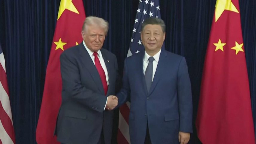 Donald Trump e Xi Jinping em trajes formais, apertando as mãos diante das bandeiras dos Estados Unidos e da China