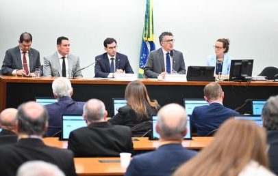 Comissão da 6x1 aprova ouvir ministros, BC, sindicatos e empresariado