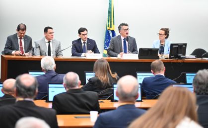 Deputados durante reunião da comissão especial que analisa o fim da jornada de trabalho 6x1