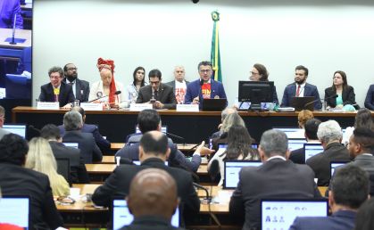 Deputados durante votação da PEC do fim da escala 6x1 na comissão especial nesta quarta-feira (27)