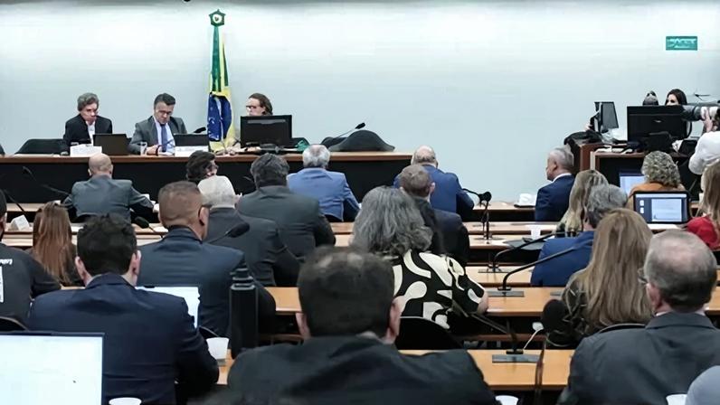 Integrantes da comissão que analisa o fim da jornada de trabalho 6x1 durante audiência com representantes do empresariado e associações patronais