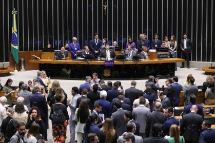 Deputados e senadores durante sessão conjunta do Congresso Nacional