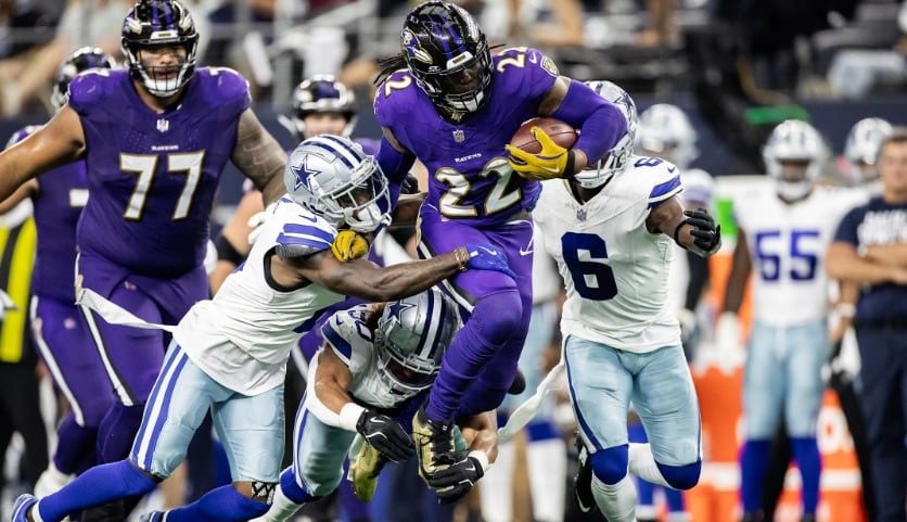 O running back Derrick Henry tenta se livrar de defensor durante corrida