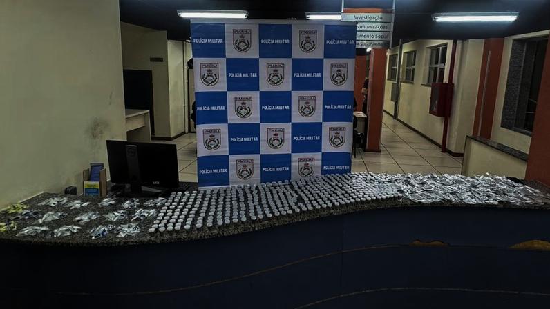 Agentes apreenderam 504 potes de skank, 169 pinos de cocaína e 72 tabletes de maconha