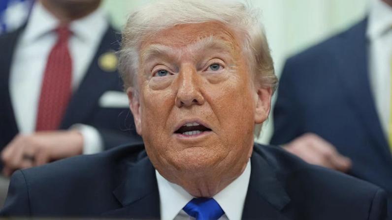O presidente dos Estados Unidos, Donald Trump, participa de uma reunião no Salão Oval, em Washington