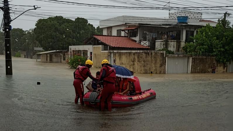 Chuvas em Pernambuco e na Paraíba deixam milhares de desalojados e desabrigados