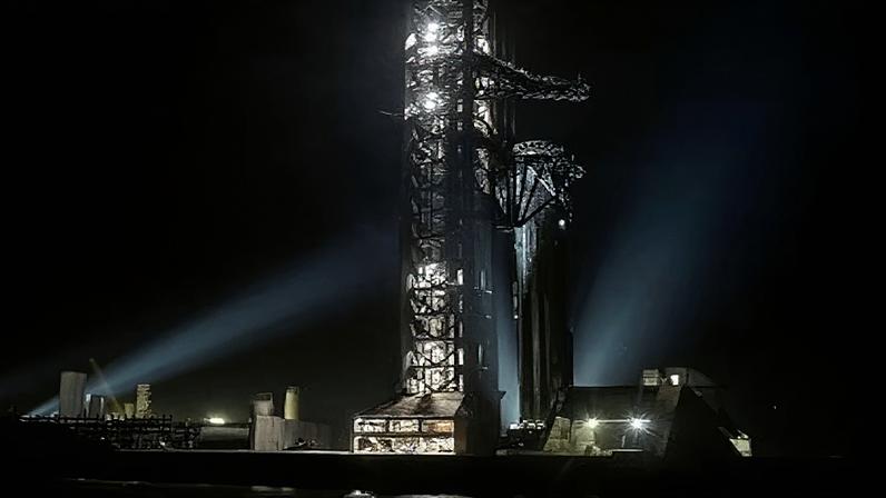 Foguete Super Heavy da SpaceX chega à plataforma de lançamento 2 em Starbase, Texas REUTERS/Steve Nesius