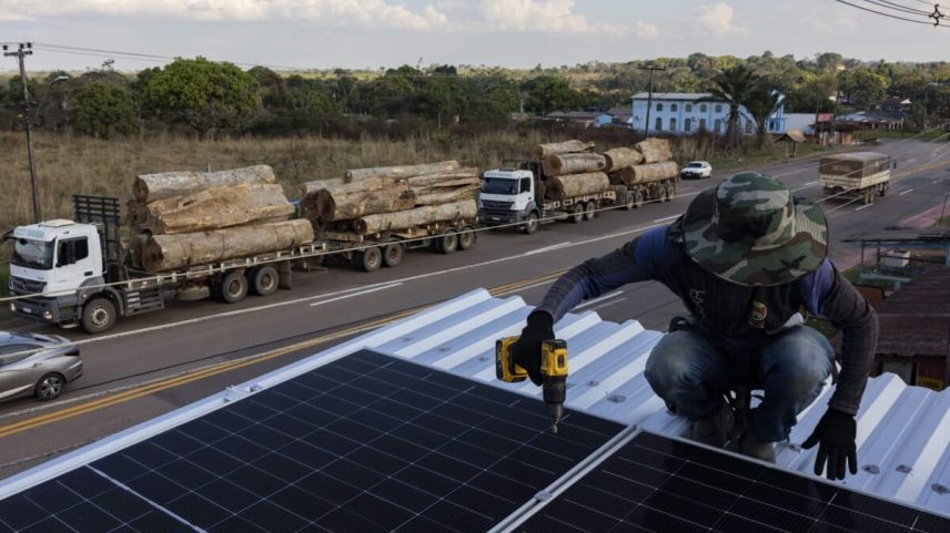Instalação de painéis solares na Amazônia e desmatamento, foto da semana
