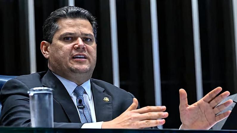 Alcolumbre vai ditar o ritmo da PEC pelo fim da 6x1 no Senado