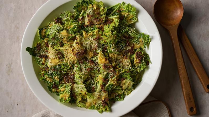 Receita de salada Caesar com repolho é destacada