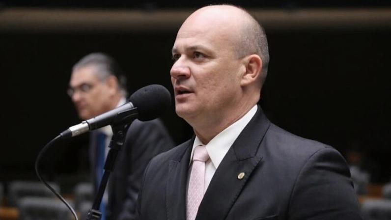 "Muitos seguem honrando a farda, mas estão sendo calados por comandantes vendidos", afirmou Gilberto em seu perfil oficial no X