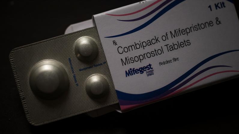 Imagem colorida mostra caixa de Mifepristona, fármaco amplamente usado no aborto nos EUA - Metrópoles